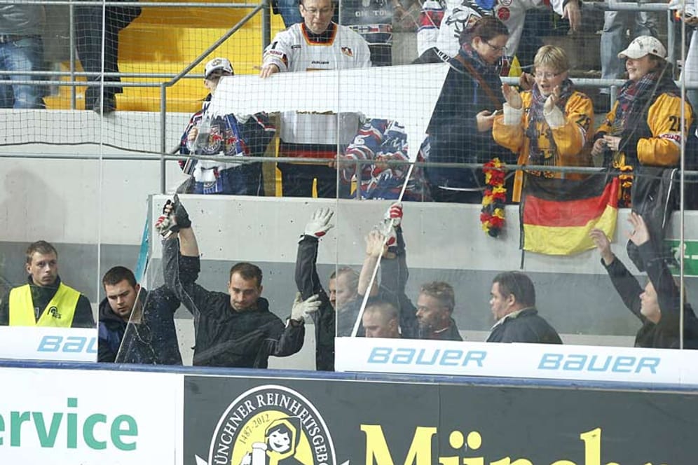 Eine defekte Plexiglasscheibe sorgte in München für eine 45-minütige Spielunterbrechnung.