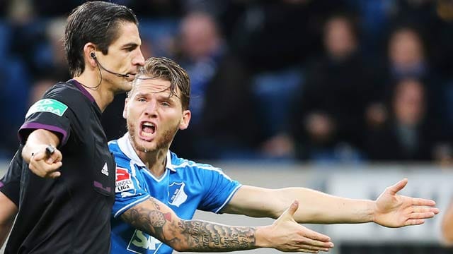 Schiedsrichter Deniz Aytekin sorgte im Spiel Hoffenheim gegen Berlin mit zwei strittigen Elfmeterentscheidungen für erhitzte Gemüter. In dieser Szene beschwert sich 1899-Akteur Eugen Polanski. Schiedsrichter Deniz Aytekin sorgte im Spiel Hoffenheim gegen Berlin mit zwei strittigen Elfmeterentscheidungen für erhitzte Gemüter. In dieser Szene beschwert sich 1899-Akteur Eugen Polanski.