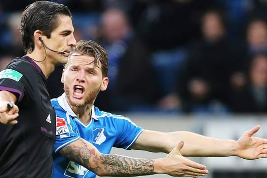 Schiedsrichter Deniz Aytekin sorgte im Spiel Hoffenheim gegen Berlin mit zwei strittigen Elfmeterentscheidungen für erhitzte Gemüter. In dieser Szene beschwert sich 1899-Akteur Eugen Polanski.