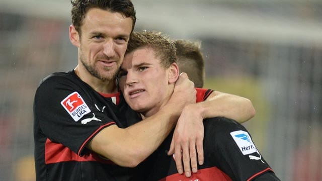 Timo Werner (re.) wird von VfB-Kapitän Christian Gentner geherzt.