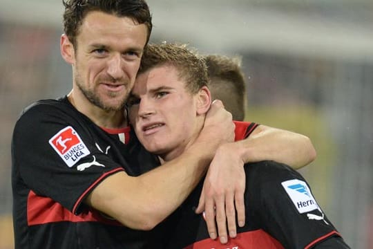 Timo Werner (re.) wird von VfB-Kapitän Christian Gentner geherzt.