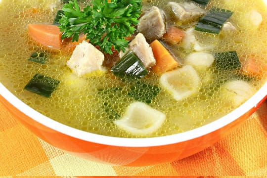 Hühnersuppe ist im Winter nicht nur Balsam für die Seele, sondern wirkt auch gegen Erkältungen.