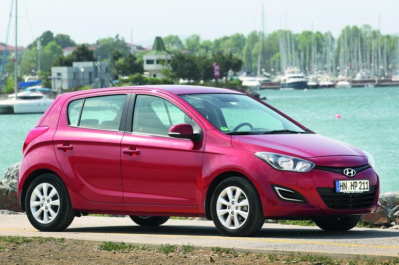 Hyundai entwickelt sich mit seinen neuen Modellen immer mehr zum VW-Schreck. Mit der zweiten Generation des Kleinwagens i20 will der Hersteller an die Erfolge des i30 und des i40 anknüpfen (das Bild zeigt den aktuellen i20). Noch in der ersten Jahreshälfte 2014 könnte der Konkurrent des VW Polo zu den Händlern rollen. Hyundai entwickelt sich mit seinen neuen Modellen immer mehr zum VW-Schreck. Mit der zweiten Generation des Kleinwagens i20 will der Hersteller an die Erfolge des i30 und des i40 anknüpfen (das Bild zeigt den aktuellen i20). Noch in der ersten Jahreshälfte 2014 könnte der Konkurrent des VW Polo zu den Händlern rollen.