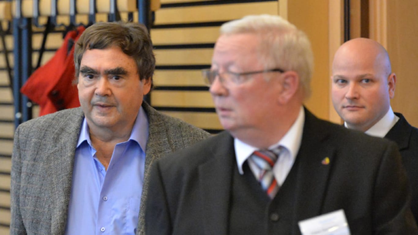 Siegfried Mundlos, der Vater des NSU-Mitglieds Uwe Mundlos, wird von Mitarbeitern des Landtags im NSU-Untersuchungsausschuss in den Sitzungssaal begleitet.