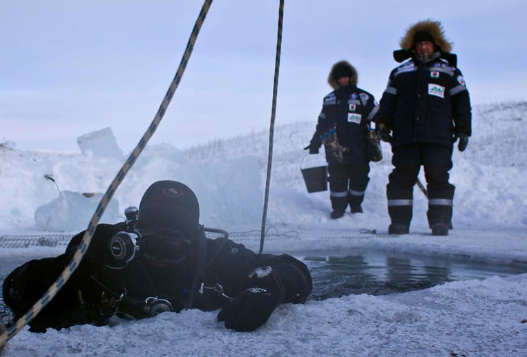 Im Februar 2013 tauchten Wissenschaftler erstmals zum Grund des Eissees Labinkir, etwa 100 Kilometer von Oimjakon entfernt. Der Legende nach lebt hier eine sibirische Version des Ungeheuers von Loch Ness.