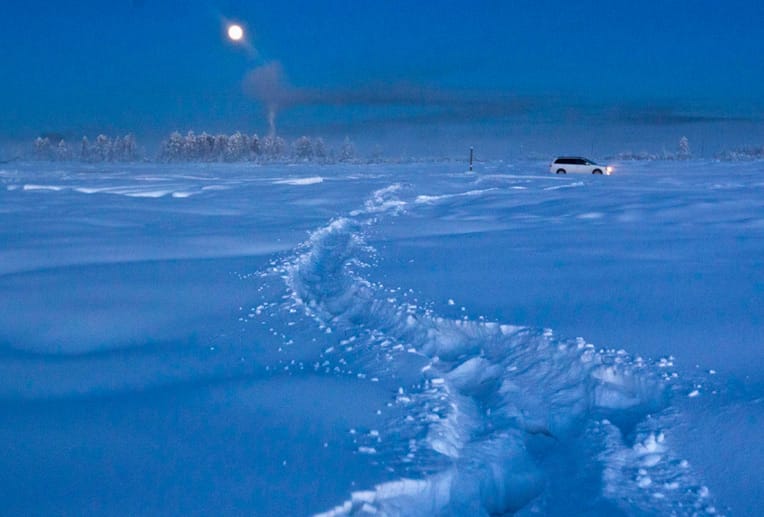 Weit und breit keine Verkehrsschilder sind in der Einsamkeit der Schneewüste garantiert - wie hier in der Nähe der Wetterstation Wostochnaja.