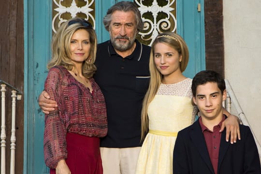 Michelle Pfeiffer, Robert de Niro, Dianna Agron und John D‘Leo als Mafia-Familie in "Malavita - The Family"