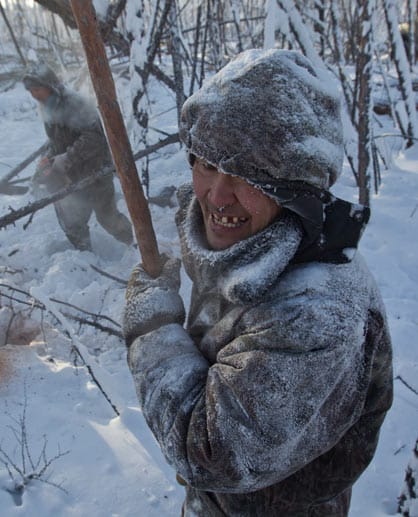 Für die Menschen im Tal von Oimjakon sind die extremen Temperaturen nichts Ungewöhnliches. Ganz normal gehen sie, wie Holzfäller Alexei Egorow, ihrer Arbeit nach.