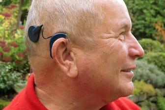 Hörsturz: Seit Dieter Schmitz die Hörprothese trägt, hat sich sein Leben vollkommen verändert.