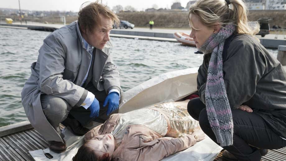 Die Leiche der 16-jährigen Nadine wird in einem See gefunden. Schnell steht für den Rechtsmediziner Jonas Zander (Thomas Arnold) und Kommissarin Martina Bönisch (Anna Schudt) fest: Das Mädchen wurde ermordet.