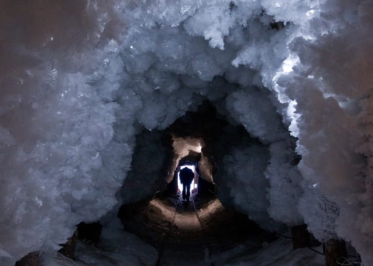 Durch den Dauerfrost hat sich im Dorf Tomtor ein Tunnel aus Eiskristallen gebildet.
