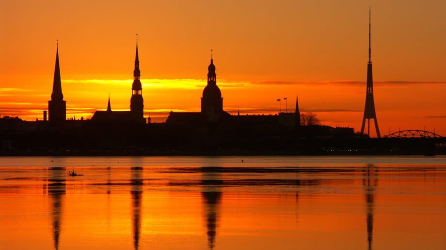 Blick über die Daugava - Rigas Altstadt gehört zum Weltkulturerbe und ist auch dann noch ausgesprochen lauschig, wenn die Sonne nicht so tief steht.