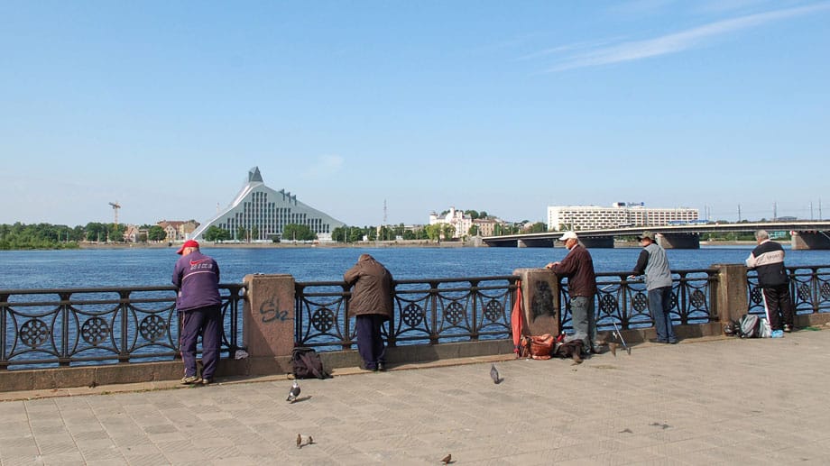 Männer mit viel Geduld - die Angler am Ufer der Daugava blicken manchmal stundenlang entspannt auf den Fluss.