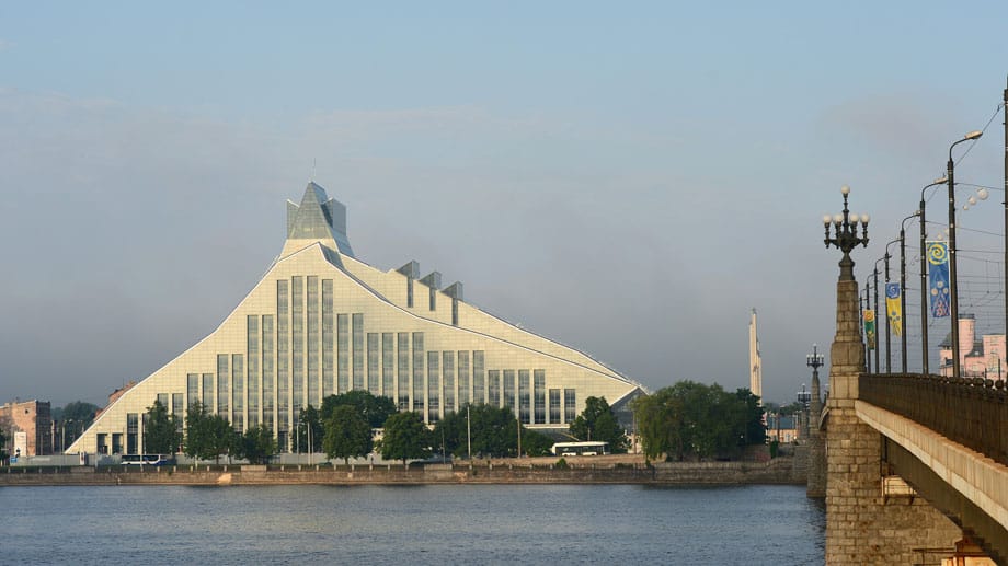 "Gaimas pils" wird die neue Nationalbibliothek von Riga auf Lettisch genannt: Schloss des Lichts. Zur Eröffnung des Kulturhauptstadtjahres führt eine Menschenkette über die Daugava dorthin.