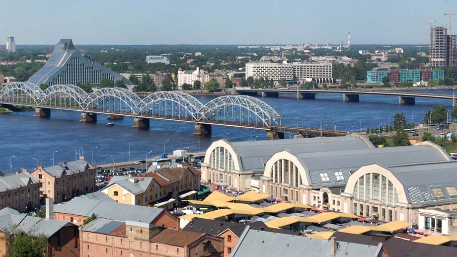 Gute Sicht von weit oben: Blick von der Akademie der Wissenschaften auf die Daugava-Brücke und die Markthallen von Riga.