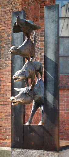 Die Bremer Stadtmusikanten neu interpretiert: Esel, Hund, Katze und Hahn gucken in Riga durch einen Spalt im Eisernen Vorhang.