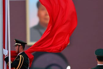 Ein Polizist auf dem Tiananmen-Platz