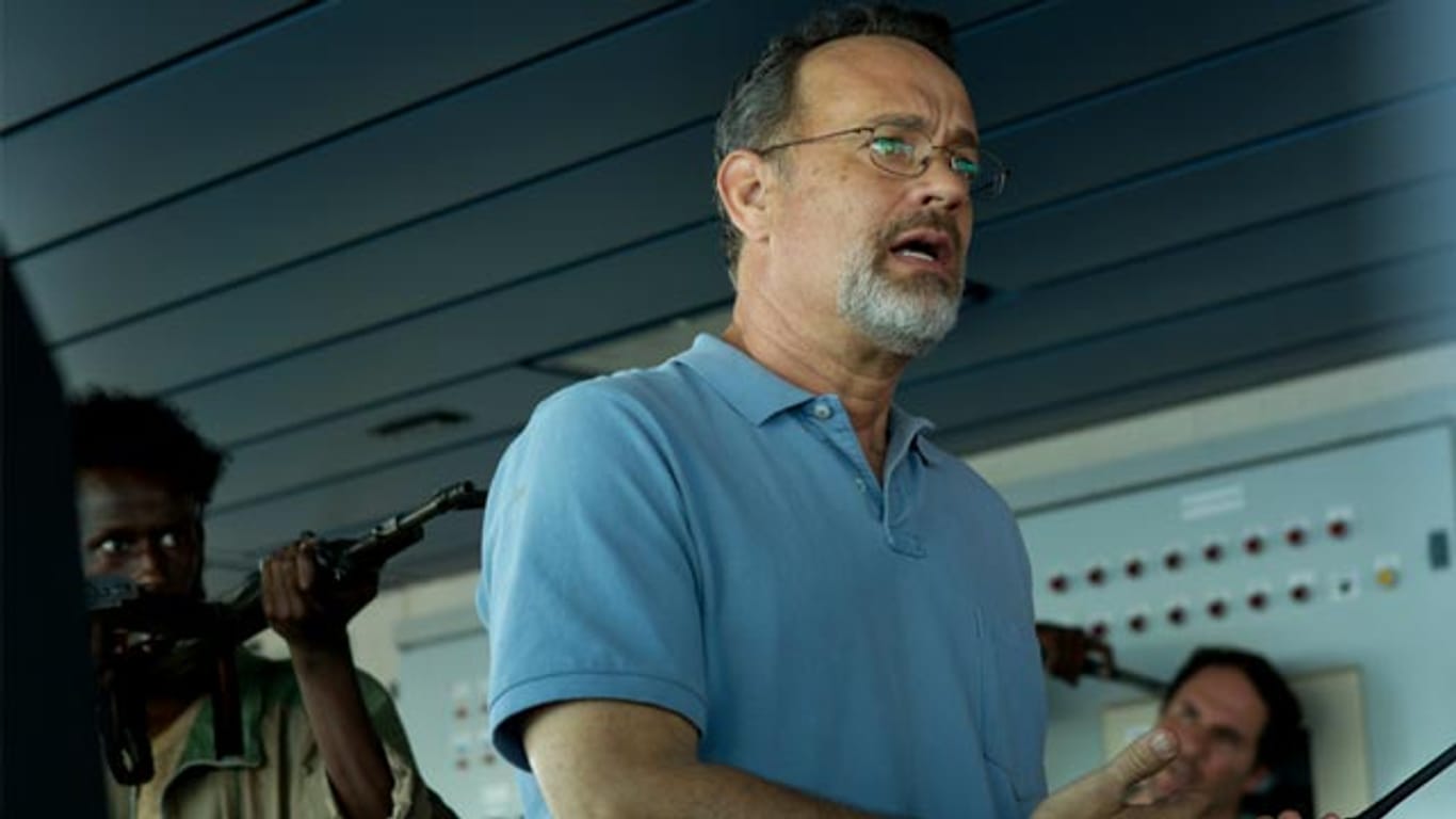 Tom Hanks ("Captain Phillips") wird von somalischen Piraten bedroht.