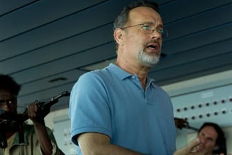 Tom Hanks ("Captain Phillips") wird von somalischen Piraten bedroht.