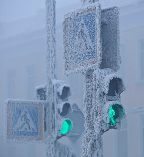 In der benachbarten Großstadt Jakutsk im Hochland von Oimjakon sind vereiste Verkehrsschilder und Ampeln keine Seltenheit.