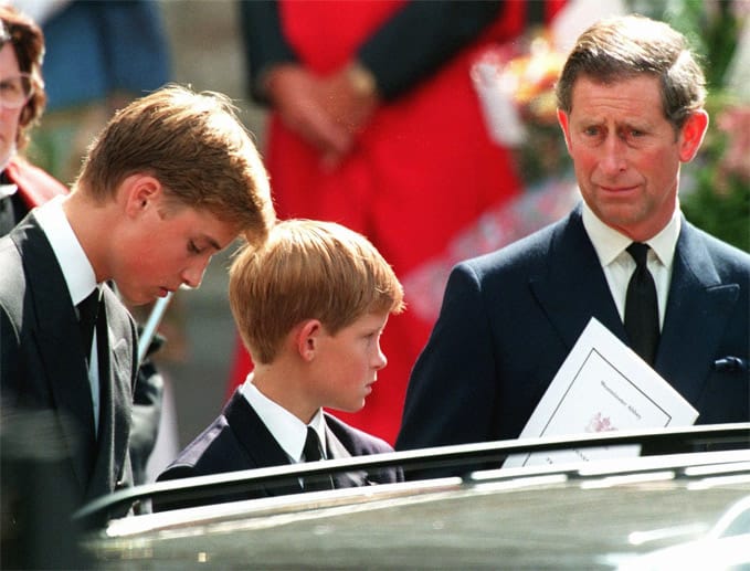 Fünf Jahre nach der Trennung von Prinz Charles starb Diana bei einem tödlichen Verkehrsunfall in Paris am 31. August 1997. Gemeinsam mit ihrem Vater gingen der damals 15-jährige Prinz William und der 13-jährige Prinz Harry auf die Beerdigung ihrer Mutter.