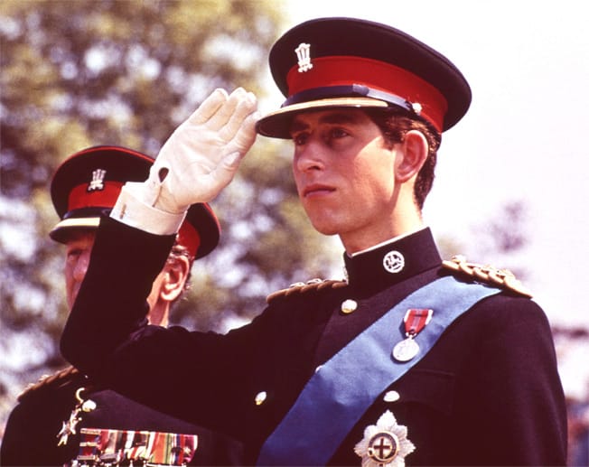 Der Prinz absolvierte eine Militärausbildung, lernte Hubschrauber und Flugzeuge zu fliegen. Hier salutierte Charles im Alter von 21 Jahren.