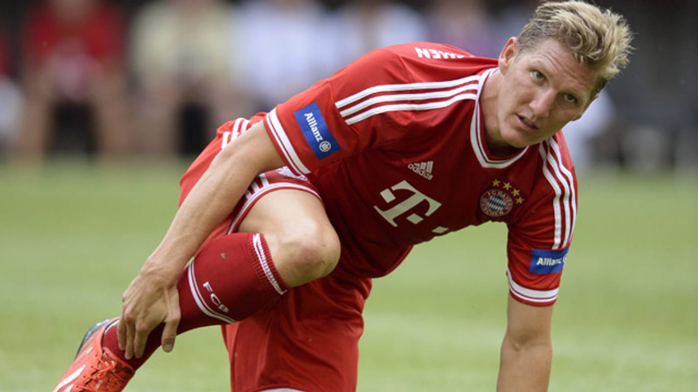 Nationalspieler Bastian Schweinsteiger ist erneut am rechten Sprunggelenk operiert worden.