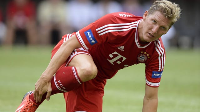 Nationalspieler Bastian Schweinsteiger ist erneut am rechten Sprunggelenk operiert worden. Nationalspieler Bastian Schweinsteiger ist erneut am rechten Sprunggelenk operiert worden.