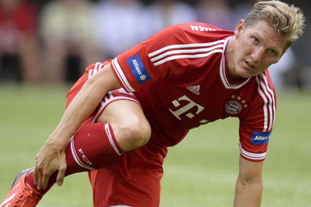 Nationalspieler Bastian Schweinsteiger ist erneut am rechten Sprunggelenk operiert worden.