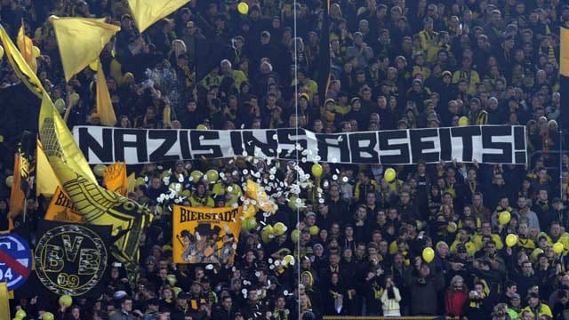 "Nazis ins Abseits" fordern Dortmunder Fans auf einem Spruchband im März 2013. "Nazis ins Abseits" fordern Dortmunder Fans auf einem Spruchband im März 2013.