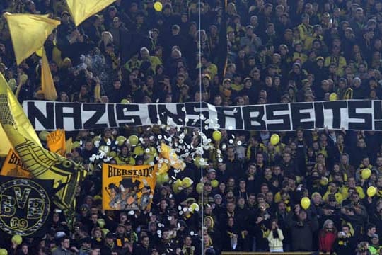 "Nazis ins Abseits" fordern Dortmunder Fans auf einem Spruchband im März 2013.