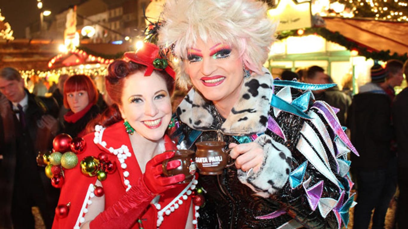 Auf dem Weihnachtsmarkt "Santa Pauli" treffen Besucher schon mal auf Kiez-Legende Olivia Jones.