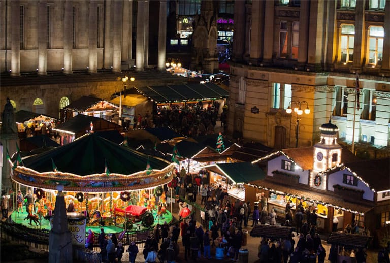 Die Weihnachtsmarkt-Tradition hat Birmingham von der Schwesterstadt Frankfurt übernommen. Der "Frankfurt Christmas Market" ist der größte Freiluft-Markt in Großbritannien.