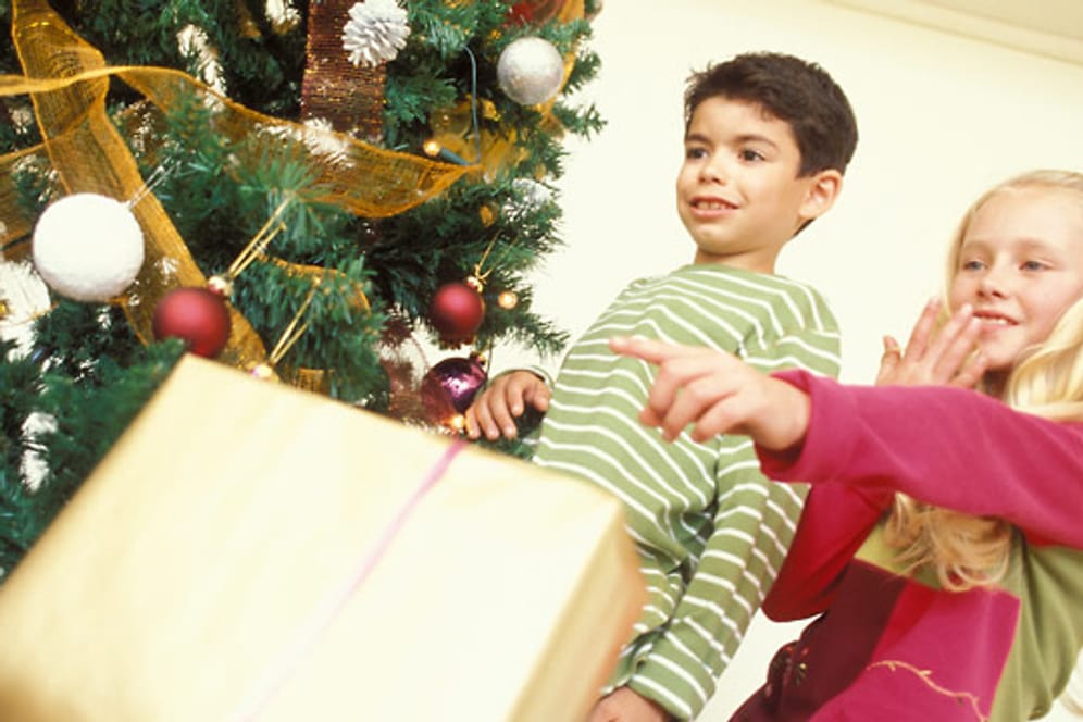 Beim Geschenkekauf für Weihnachten sollten Eltern beachten, dass Kinder ein anderes Gerechtigkeitsverständnis haben als sie.
