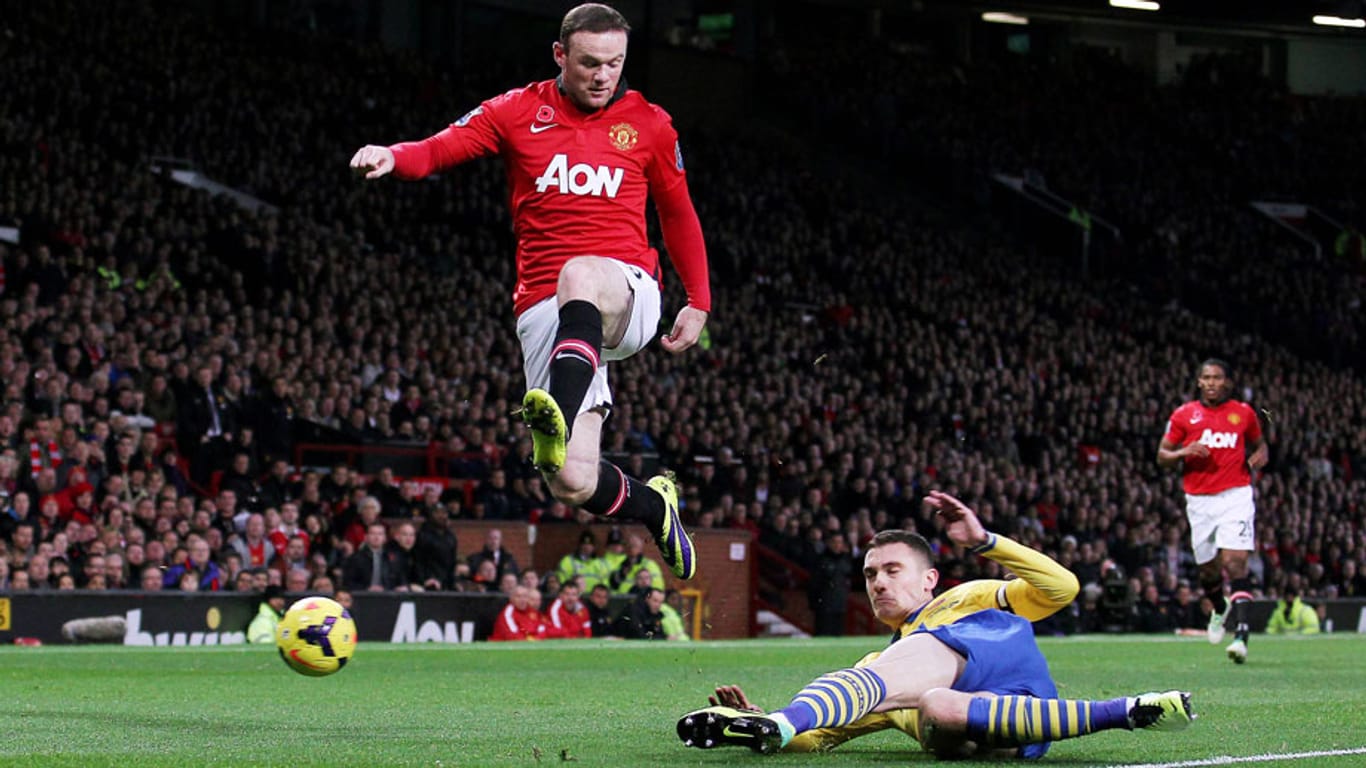 Der FC Arsenal unterliegt Manchester United. Hier: Wayne Rooney (li.) im Zweikampf mit Arsenals Thomas Vermaelen.