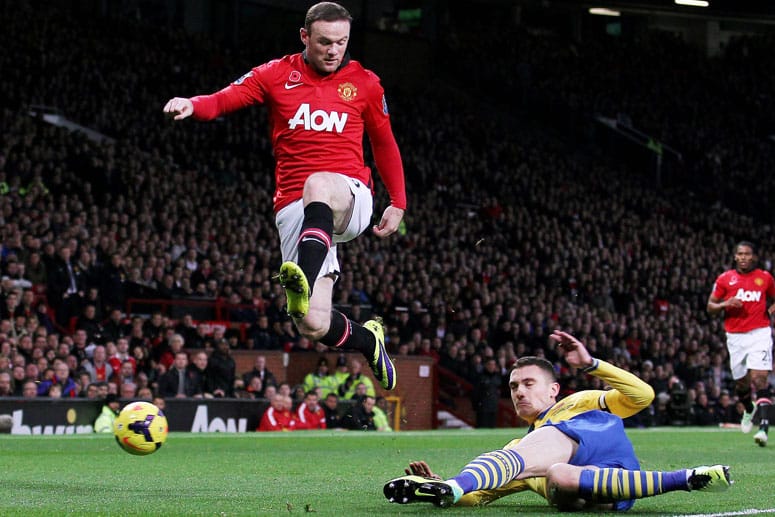 Der FC Arsenal unterliegt Manchester United. Hier: Wayne Rooney (li.) im Zweikampf mit Arsenals Thomas Vermaelen.