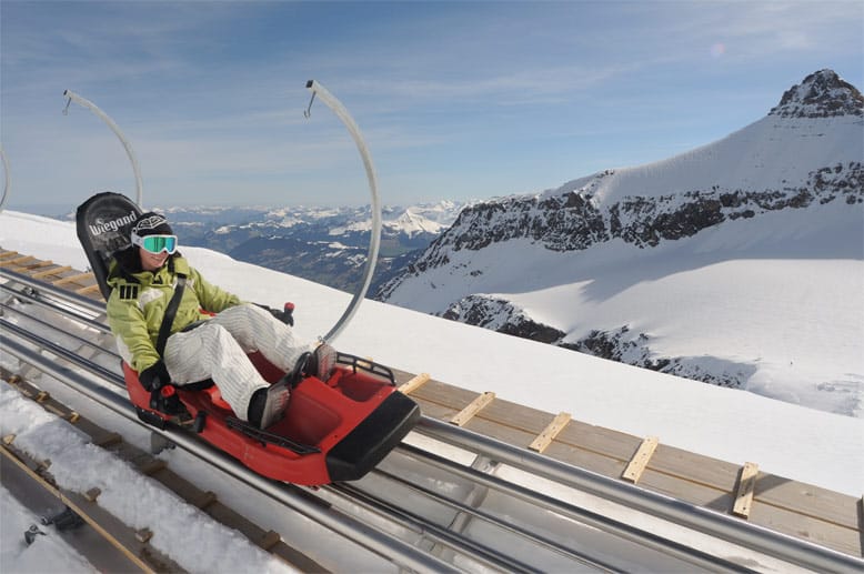 Der Alpine Coaster auf dem Glacier 3000 ist der höchstgelegene seiner Art. Seine Gletscherstrecke ist im Sommer und Winter zur Fahrt freigegeben.
