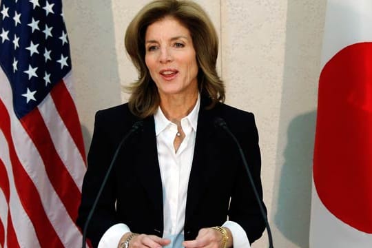 Nach ihrer Ankunft auf dem internationalen Flughafen Narita wendete sich Caroline Kennedy an die Presse.