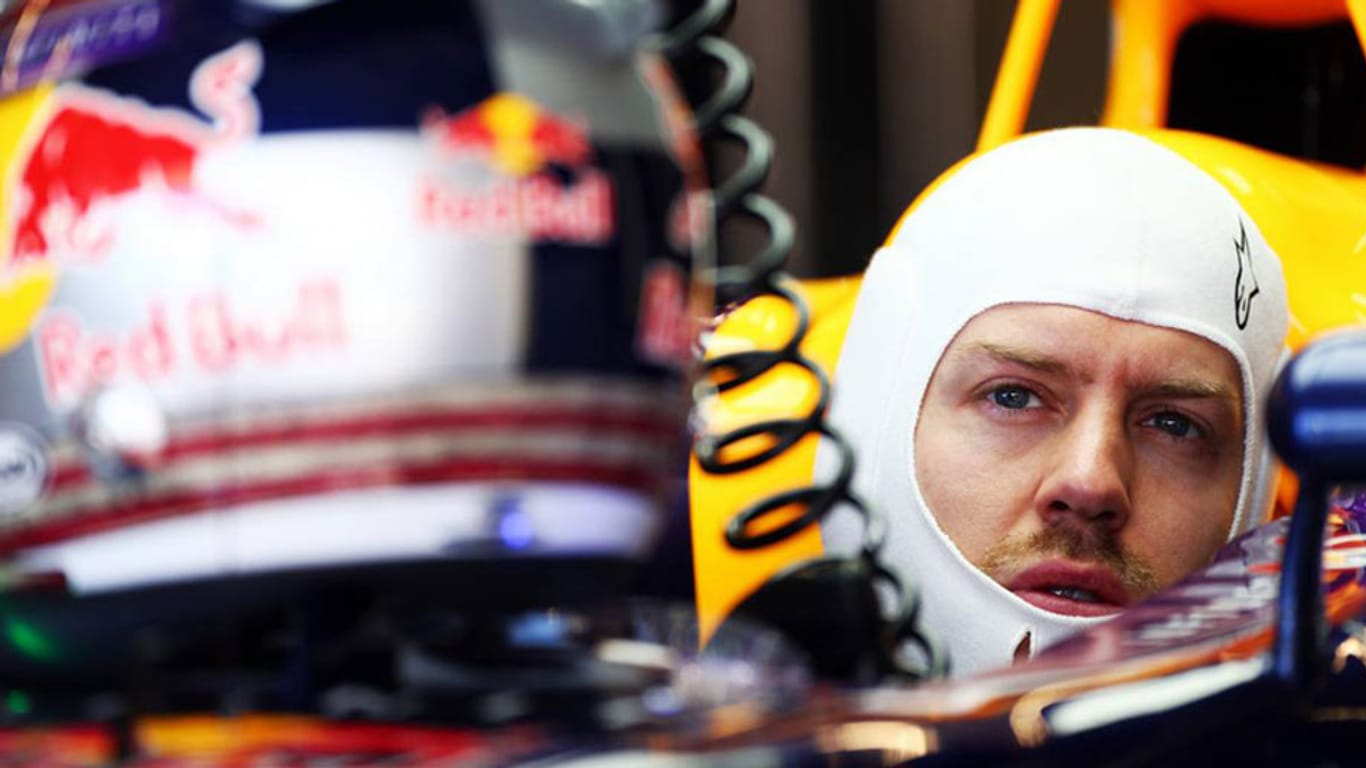 Sebastian Vettel verfolgt das ungewöhnliche Geschehen aus seiner Garage.