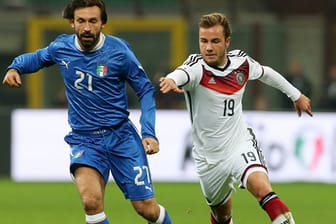Deutschlands Mario Götze (re.) im Zweikampf mit Italiens Spielmacher Andrea Pirlo.