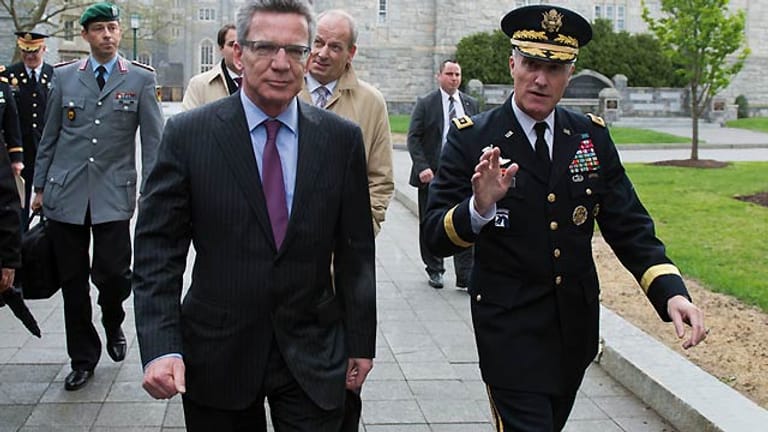 Verteidigungsminister Thomas de Maiziere (CDU) mit einem ranghohen US-Militär