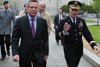 Verteidigungsminister Thomas de Maiziere (CDU) mit einem ranghohen US-Militär