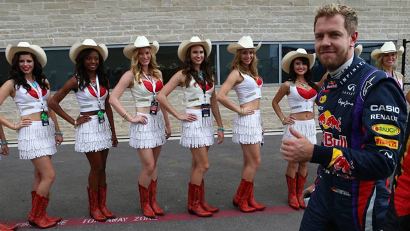 Die hübschen Cowgirls stehen für den Pole-Mann Sebastian Vettel Spalier.
