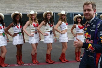 Die hübschen Cowgirls stehen für den Pole-Mann Sebastian Vettel Spalier.