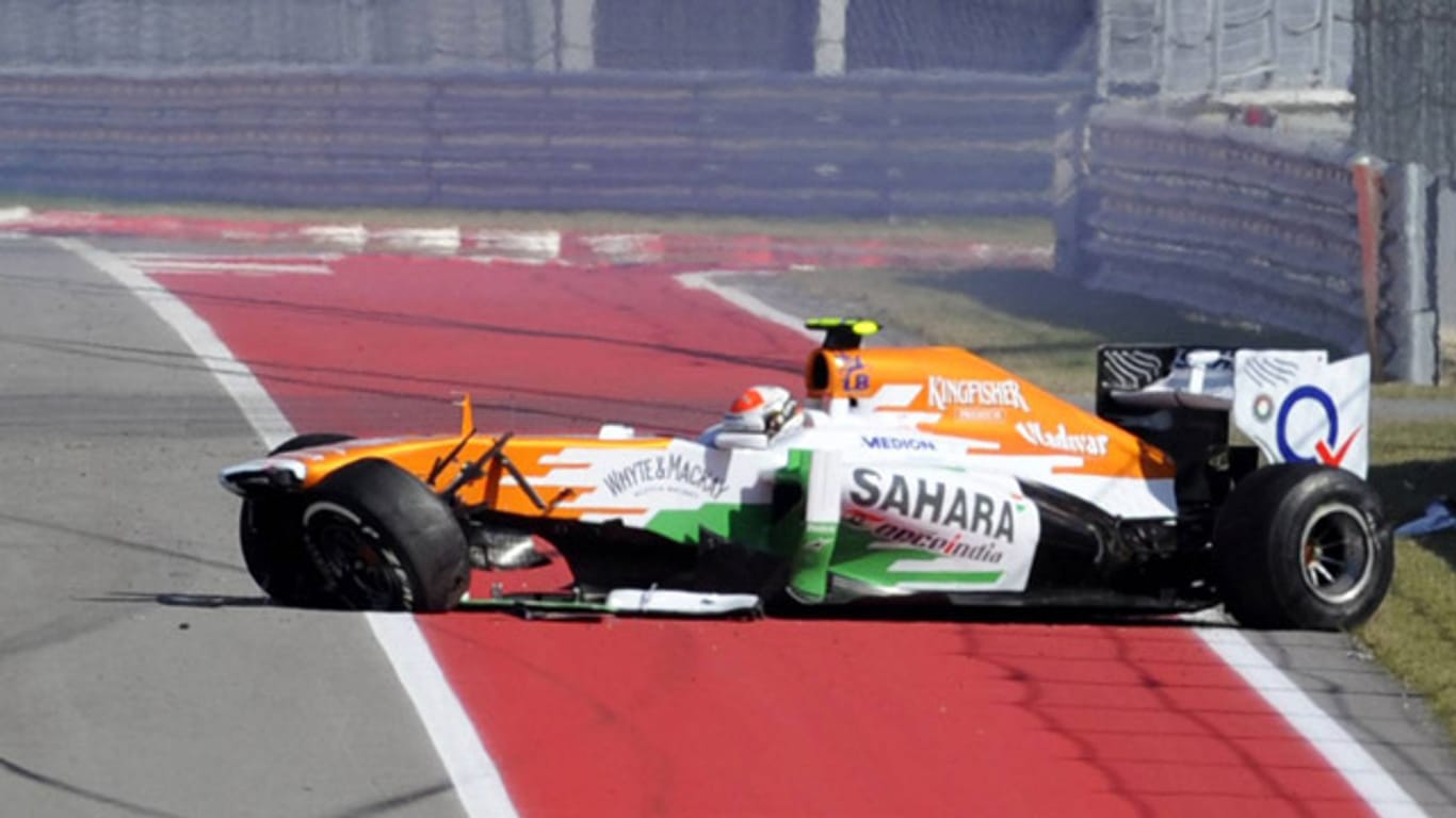 Schon kurz nach dem Start kracht Adrian Sutil mit seinem Force India in die Streckenbegrenzung.