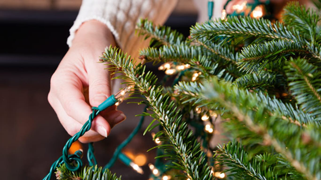 Weihnachtsbaum: Defekte Lichterketten sind gefährlich.
