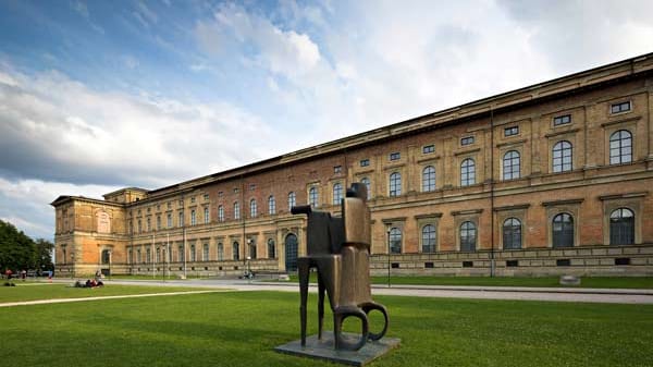 Ihren Kultur-Hunger stillen Sie am besten in einem der zahlreichen Museen, zum Beispiel in der Alten Pinakothek, die rund 700 Gemälde der europäischen Malerei vom 14. bis zum 18. Jahrhundert zeigt.