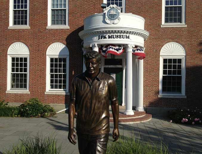 Barfuß stapft der bronzene "JFK" in Hyannis vor dem Kennedy-Museum durch das Gras. Im Gegensatz zur Kennedy Presidential Library in Boston konzentriert sich das kleine Haus auf das private Leben.