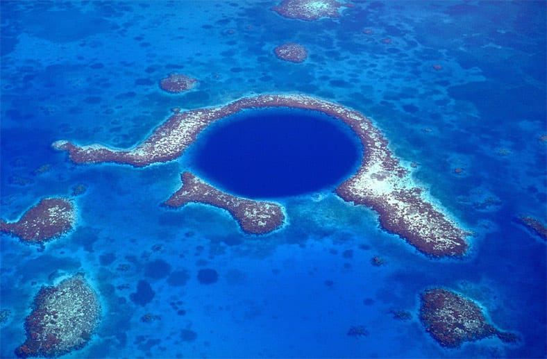 Ein besonders faszinierender Anblick ist das "Blue Hole" am Lighthouse Reef in Belize.