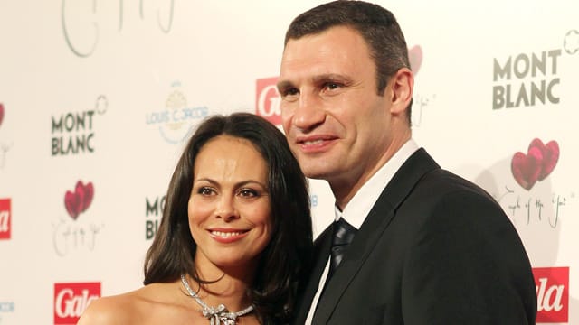 Schwergewichts-Boxweltmeister Vitali Klitschko (re.) mit seiner Ehefrau Natalia im April 2011 bei der Verleihung des Titels "Couple of the Year" in Hamburg.